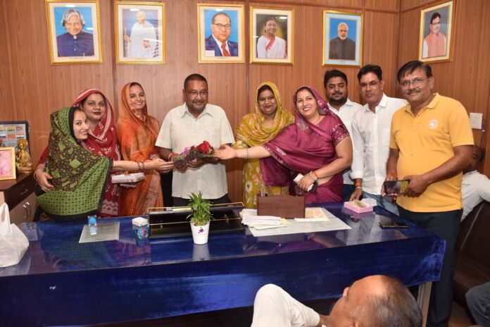 चूरू में सभापति विनय गोयनका का जन्मदिन मनाते महिला पार्षद और भाजपा कार्यकर्ता