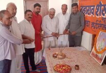 महाराव शेखाजी स्त्री रक्षक, गौ सेवक और हिंदू-मुस्लिम एकता के प्रतीक थे: डॉ. अमरसिंह शेखावत चूरू के श्री करणी माताजी मंदिर सभागार में महाराव शेखाजी की 593वीं जयंती समारोह के दौरान पुष्पांजलि और दशहरे पर शस्त्र पूजन करते अतिथि