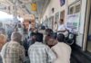 चूरू रेलवे स्टेशन पर रेलजन संवाद अभियान 6.0, यात्रियों ने उठाईं सुविधाओं के विस्तार की मांगें चूरू रेलवे स्टेशन के प्लेटफॉर्म नंबर 1 पर रेलजन संवाद अभियान 6.0 के दौरान यात्री और सामाजिक संगठनों के प्रतिनिधि रेलवे अधिकारियों को ज्ञापन सौंपते हुए