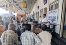 चूरू रेलवे स्टेशन पर रेलजन संवाद अभियान 6.0, यात्रियों ने उठाईं सुविधाओं के विस्तार की मांगें चूरू रेलवे स्टेशन के प्लेटफॉर्म नंबर 1 पर रेलजन संवाद अभियान 6.0 के दौरान यात्री और सामाजिक संगठनों के प्रतिनिधि रेलवे अधिकारियों को ज्ञापन सौंपते हुए