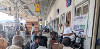 चूरू रेलवे स्टेशन के प्लेटफॉर्म नंबर 1 पर रेलजन संवाद अभियान 6.0 के दौरान यात्री और सामाजिक संगठनों के प्रतिनिधि रेलवे अधिकारियों को ज्ञापन सौंपते हुए