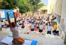 योग से शारीरिक और मानसिक स्वास्थ्य बेहतर, पढ़ाई में बढ़ती है एकाग्रता : योगाचार्य डॉ. सैनी चूरू के राजकीय लोहिया कॉलेज में वीएमओयू योग विज्ञान डिप्लोमा के विद्यार्थियों को योगाचार्य डॉ. शंकरलाल सैनी द्वारा आसन और प्राणायाम का प्रशिक्षण