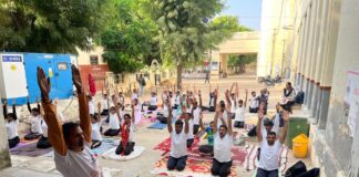 योग से शारीरिक और मानसिक स्वास्थ्य बेहतर, पढ़ाई में बढ़ती है एकाग्रता : योगाचार्य डॉ. सैनी चूरू के राजकीय लोहिया कॉलेज में वीएमओयू योग विज्ञान डिप्लोमा के विद्यार्थियों को योगाचार्य डॉ. शंकरलाल सैनी द्वारा आसन और प्राणायाम का प्रशिक्षण