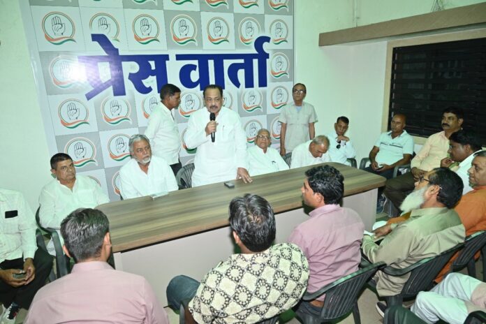 चूरू के मंडेलिया हाउस में रफीक मंडेलिया की अध्यक्षता में दिल्ली कांग्रेस महारैली की तैयारियों और कार्यकर्ताओं की बैठक