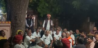 चेनाराम चौधरी का डोर-टू-डोर जनसंपर्क, वार्डों में की बैठकें देसूरी ग्राम पंचायत में सरपंच प्रत्याशी चेनाराम चौधरी सैकड़ों समर्थकों के साथ घर-घर जनसंपर्क करते हुए