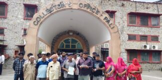 भीटवाड़ा-टीपरी पंचायत में कथित चुनाव आचार संहिता उल्लंघन की जांच की मांग को लेकर जिला कलेक्टर को ज्ञापन सौंपने से संबंधित समाचार