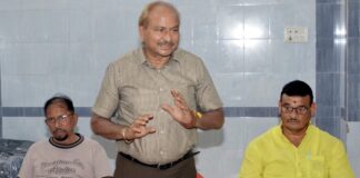चूरू के नवीनीकृत श्री बालाजी बाबोसा मंदिर के लोकार्पण समारोह की जानकारी देते ट्रस्ट पदाधिकारी