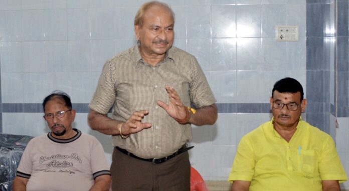 चूरू के नवीनीकृत श्री बालाजी बाबोसा मंदिर के लोकार्पण समारोह की जानकारी देते ट्रस्ट पदाधिकारी