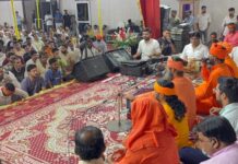 वचन सिद्ध श्री भवानीनाथ जी की पुण्यतिथि पर उमड़ा श्रद्धा का सैलाब चूरू में वचन सिद्ध श्री भवानीनाथ जी की पुण्यतिथि पर समाधि स्थल में आयोजित जागरण एवं भजन संध्या में भजन प्रस्तुत करते संत और उपस्थित श्रद्धालु