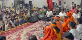 वचन सिद्ध श्री भवानीनाथ जी की पुण्यतिथि पर उमड़ा श्रद्धा का सैलाब चूरू में वचन सिद्ध श्री भवानीनाथ जी की पुण्यतिथि पर समाधि स्थल में आयोजित जागरण एवं भजन संध्या में भजन प्रस्तुत करते संत और उपस्थित श्रद्धालु
